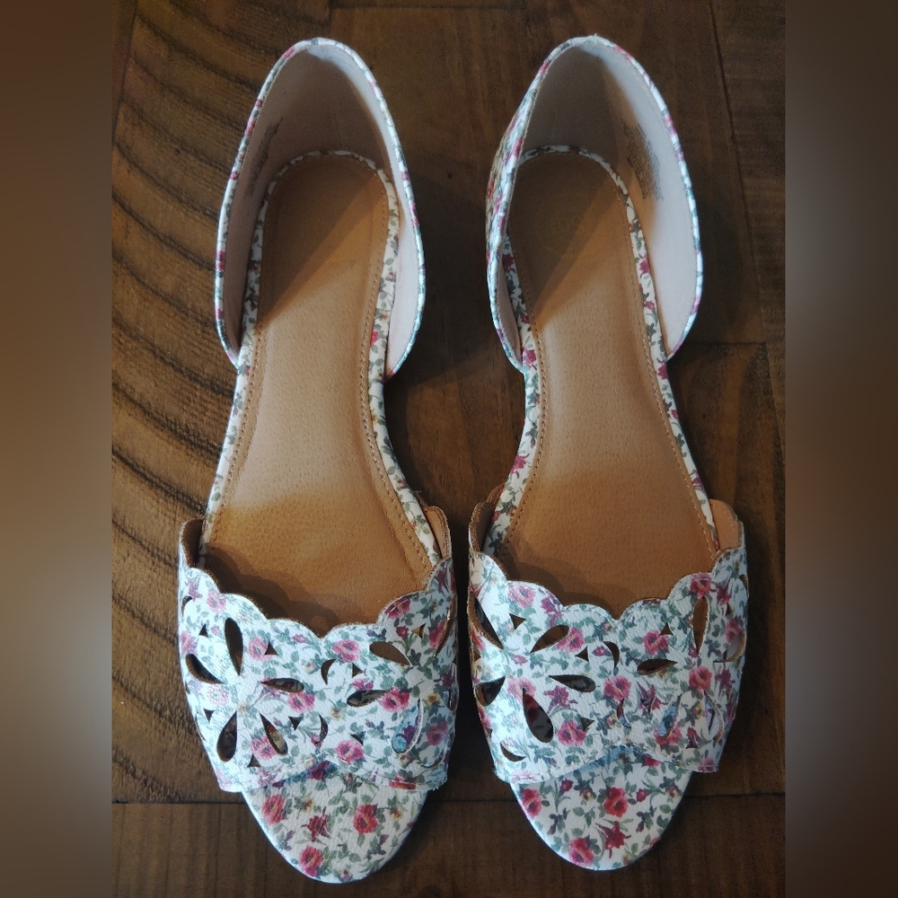 SO Floral Cut-Out D'Orsay Sandals in White Pink